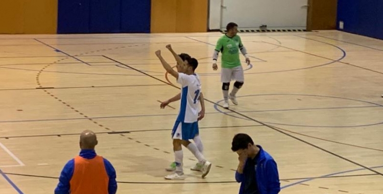 Alegria entre els nedadors després del triomf davant el Salou | Pau Vituri